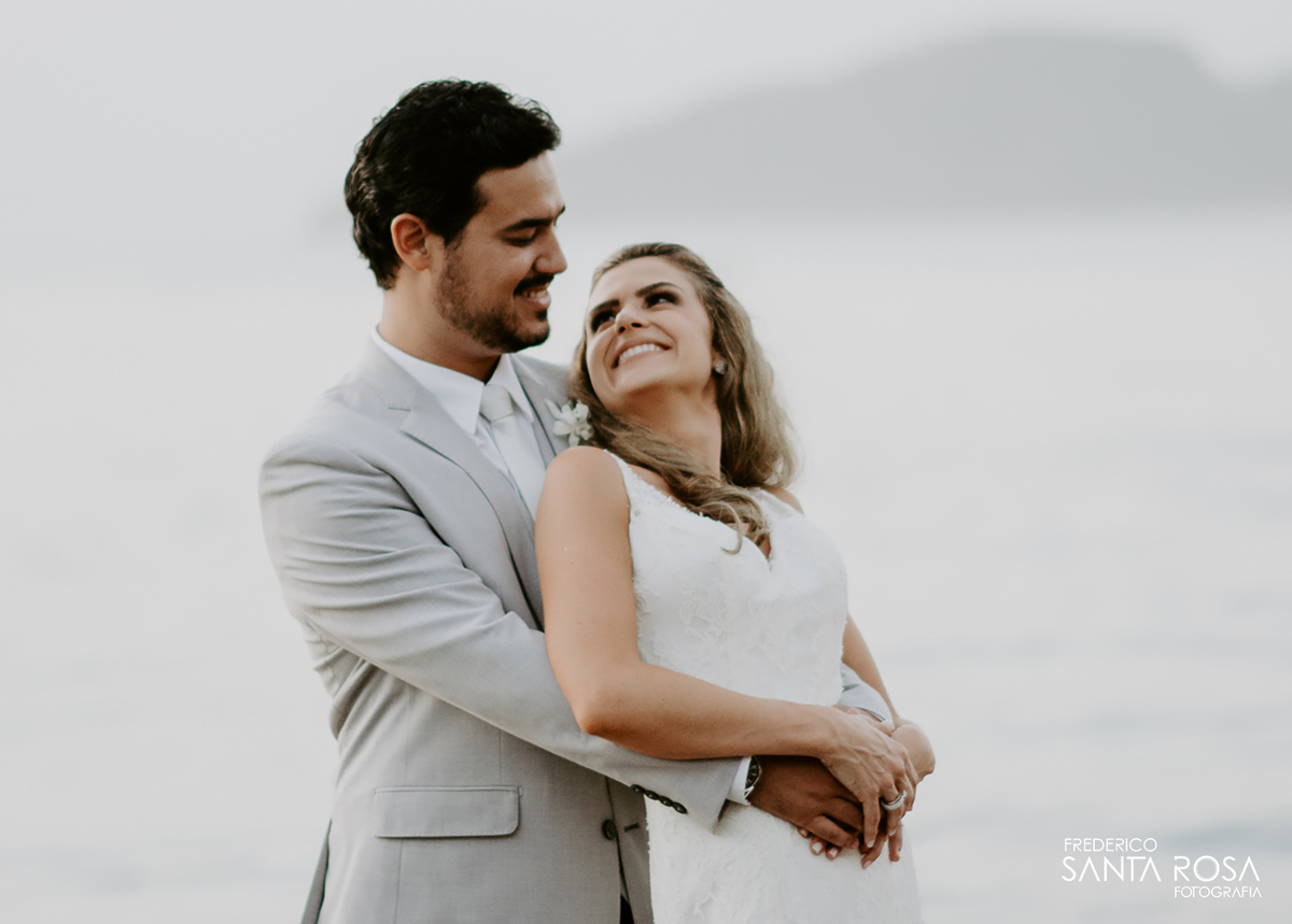Casamento em Búzios-EF Cerimonial-Noivos Marina e Victor 14/10/2017 - Pousada e Restaurante Praia da Tartargua em Búzios - Decoração da Vagalumes e pirilampos e fotografia destination wedding ao ar livre do Frederico Santa Rosa. Foto 8
