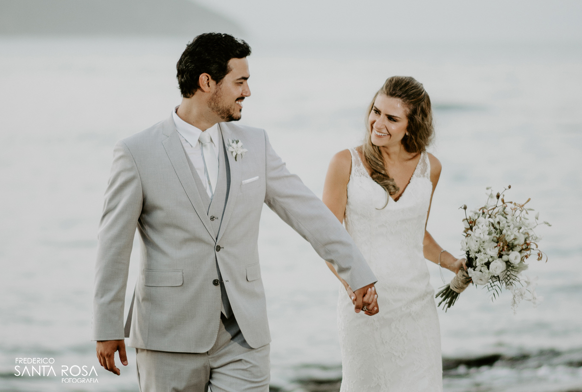 Casamento em Búzios-EF Cerimonial-Noivos Marina e Victor 14/10/2017 - Pousada e Restaurante Praia da Tartargua em Búzios - Decoração da Vagalumes e pirilampos e fotografia destination wedding ao ar livre do Frederico Santa Rosa. Foto 6