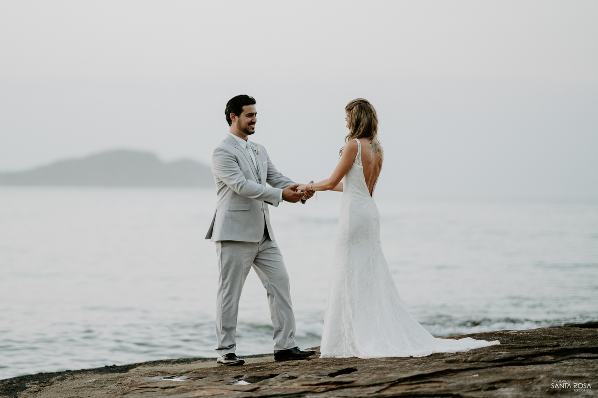 Casamento em Búzios-EF Cerimonial-Noivos Marina e Victor 14/10/2017 - Pousada e Restaurante Praia da Tartargua em Búzios - Decoração da Vagalumes e pirilampos e fotografia destination wedding ao ar livre do Frederico Santa Rosa. Foto 3