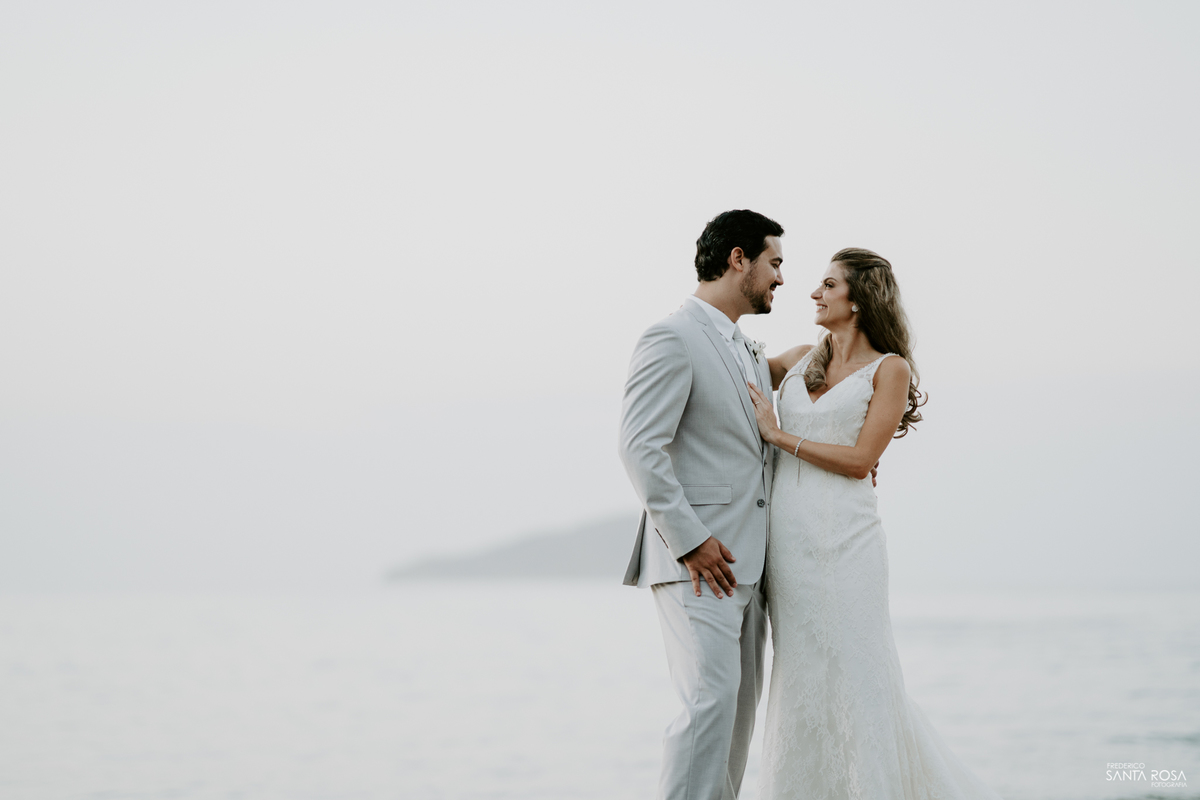 Casamento em Búzios-EF Cerimonial-Noivos Marina e Victor 14/10/2017 - Pousada e Restaurante Praia da Tartargua em Búzios - Decoração da Vagalumes e pirilampos e fotografia destination wedding ao ar livre do Frederico Santa Rosa. Foto 5