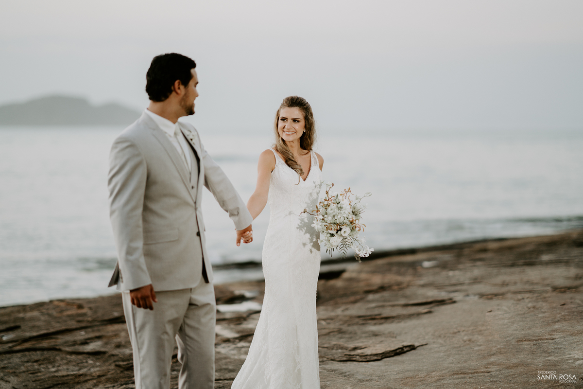 Casamento em Búzios-EF Cerimonial-Noivos Marina e Victor 14/10/2017 - Pousada e Restaurante Praia da Tartargua em Búzios - Decoração da Vagalumes e pirilampos e fotografia destination wedding ao ar livre do Frederico Santa Rosa. Foto 2