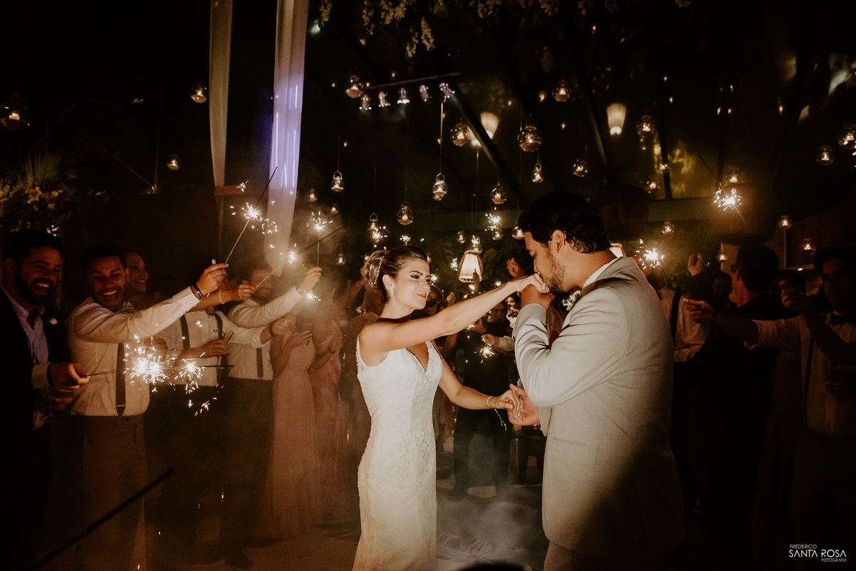 Casamento em Búzios-EF Cerimonial-Noivos Marina e Victor 14/10/2017 - Pousada e Restaurante Praia da Tartargua em Búzios - Decoração da Vagalumes e pirilampos, Euler de Castro e fotografia destination wedding ao ar livre do Frederico Santa Rosa. Foto 48