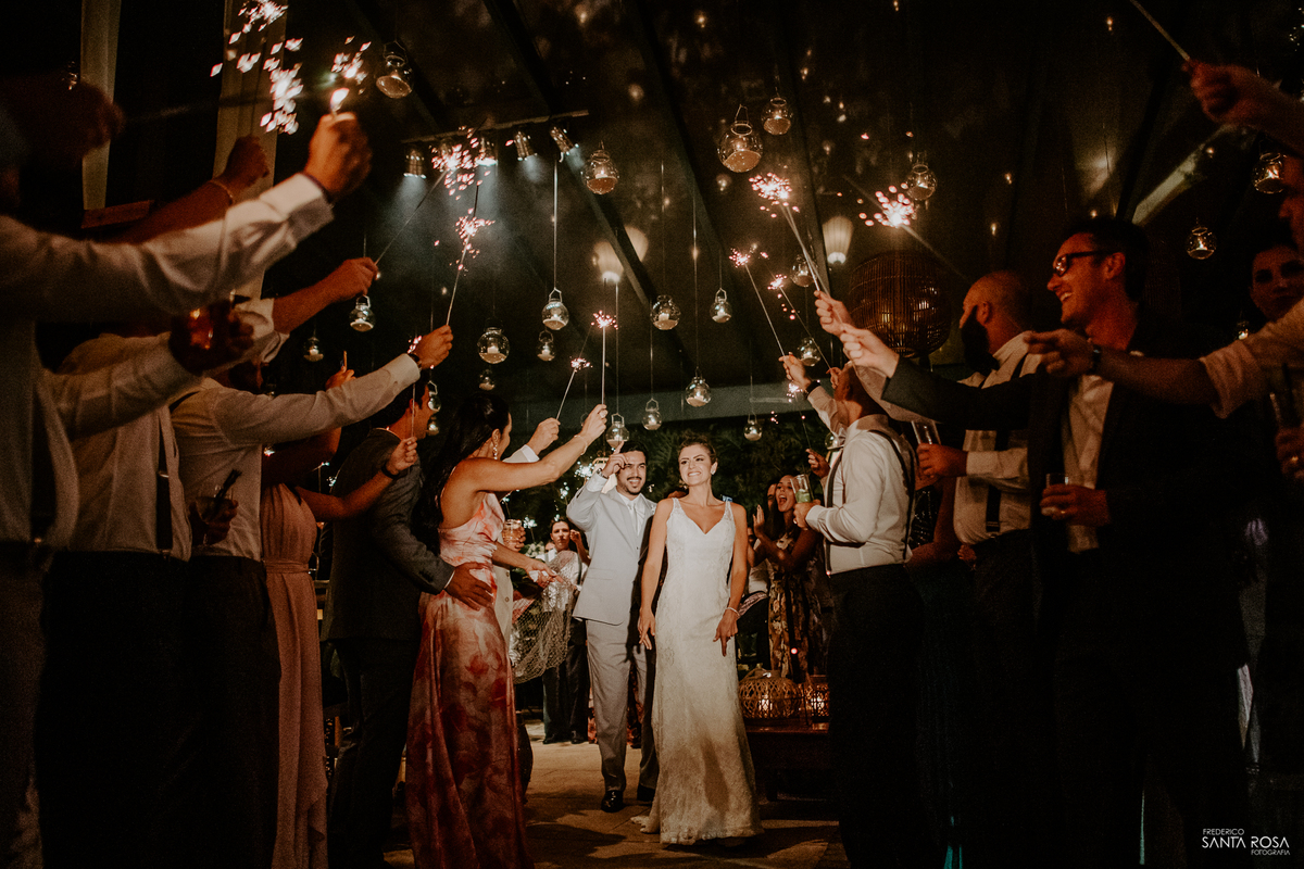 Casamento em Búzios-EF Cerimonial-Noivos Marina e Victor 14/10/2017 - Pousada e Restaurante Praia da Tartargua em Búzios - Decoração da Vagalumes e pirilampos, Euler de Castro e fotografia destination wedding ao ar livre do Frederico Santa Rosa. Foto 50