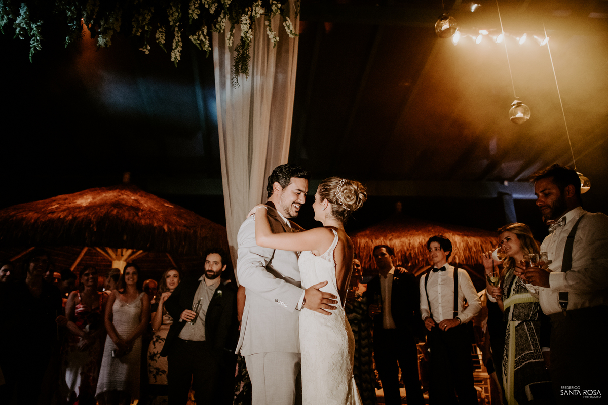 Casamento em Búzios-EF Cerimonial-Noivos Marina e Victor 14/10/2017 - Pousada e Restaurante Praia da Tartargua em Búzios - Decoração da Vagalumes e pirilampos, Euler de Castro e fotografia destination wedding ao ar livre do Frederico Santa Rosa. Foto 51