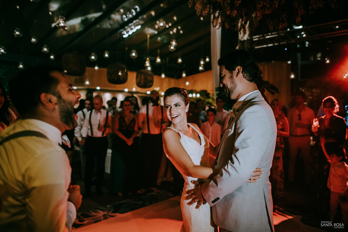 Casamento em Búzios-EF Cerimonial-Noivos Marina e Victor 14/10/2017 - Pousada e Restaurante Praia da Tartargua em Búzios - Decoração da Vagalumes e pirilampos, Euler de Castro e fotografia destination wedding ao ar livre do Frederico Santa Rosa. Foto 53