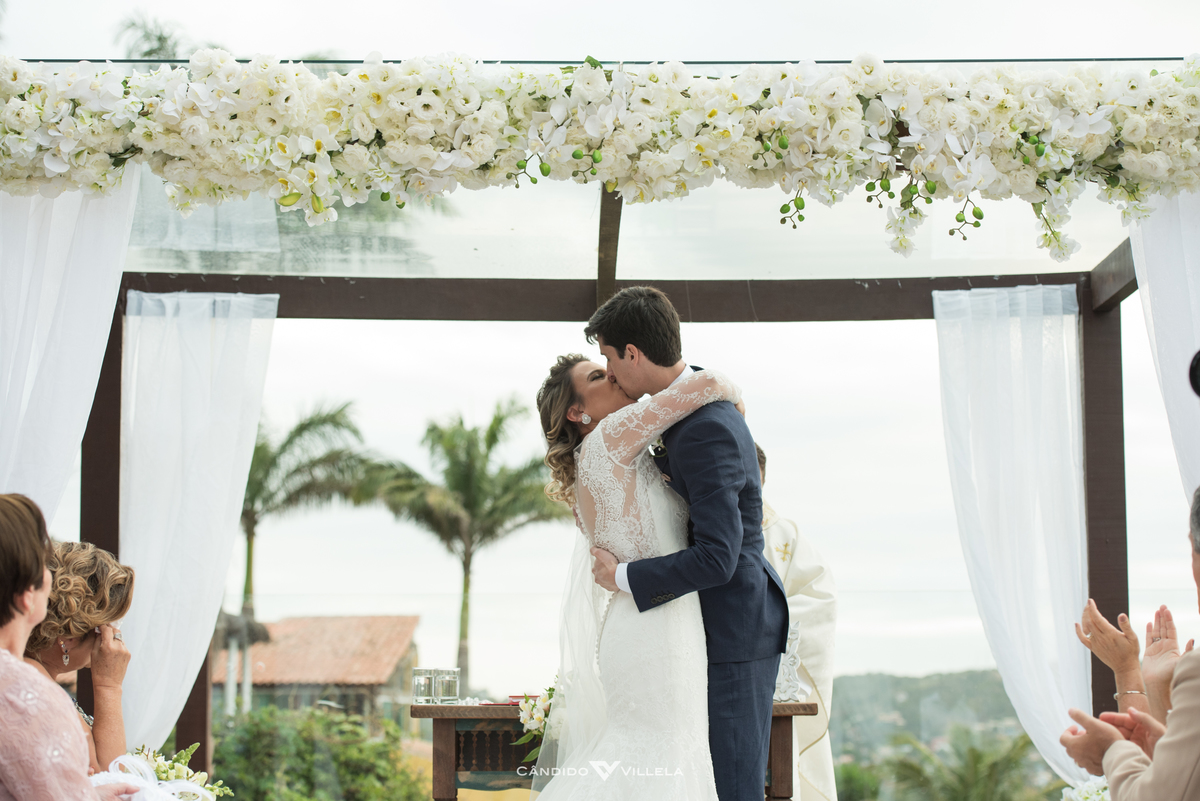 Casamento em Búzios, Paula Pessanha e Guilherme, 12/08/2017 no Costa do Sol Boutique Hotel em Búzios. Banda Rabuja, Decoração da NB Decora, Fotografia do Candido Vilella e Grupo Musical Violive para um casamento inesquecivel. Foto 15