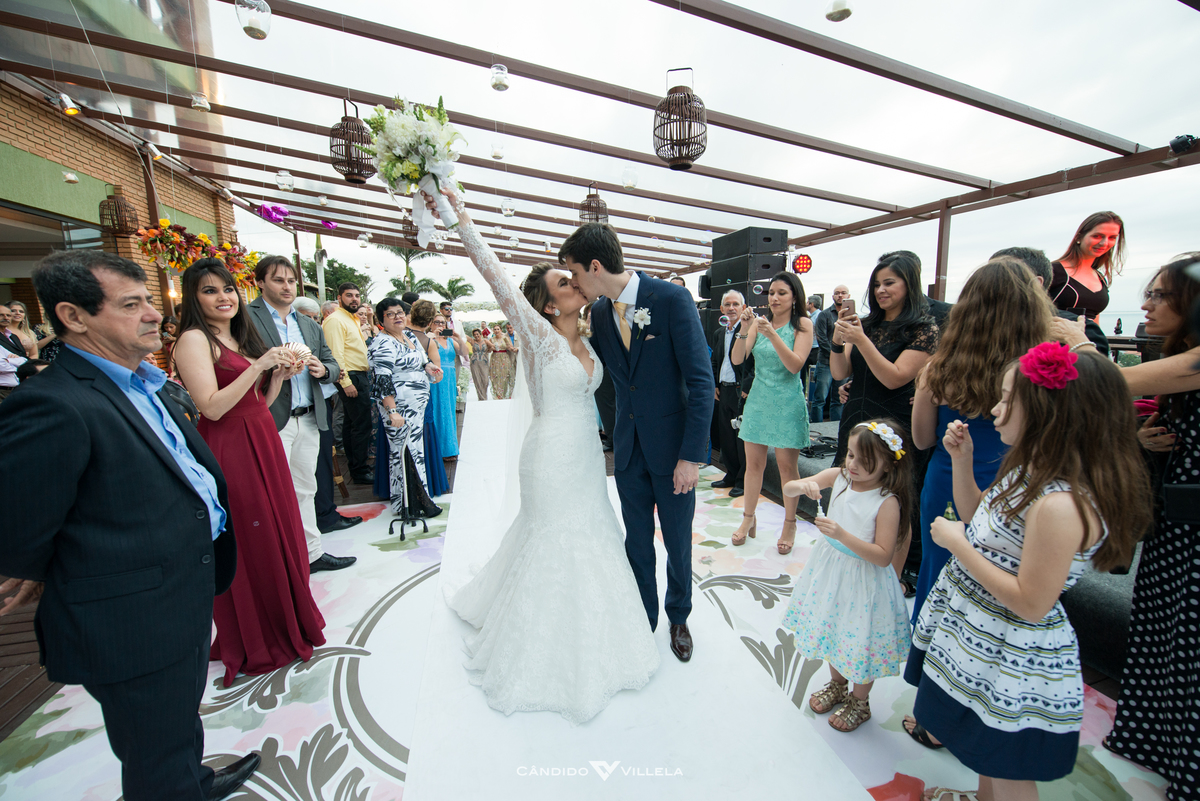 Casamento em Búzios, Paula Pessanha e Guilherme, 12/08/2017 no Costa do Sol Boutique Hotel em Búzios. Banda Rabuja, Decoração da NB Decora, Fotografia do Candido Vilella e Grupo Musical Violive para um casamento inesquecivel. Foto 1
