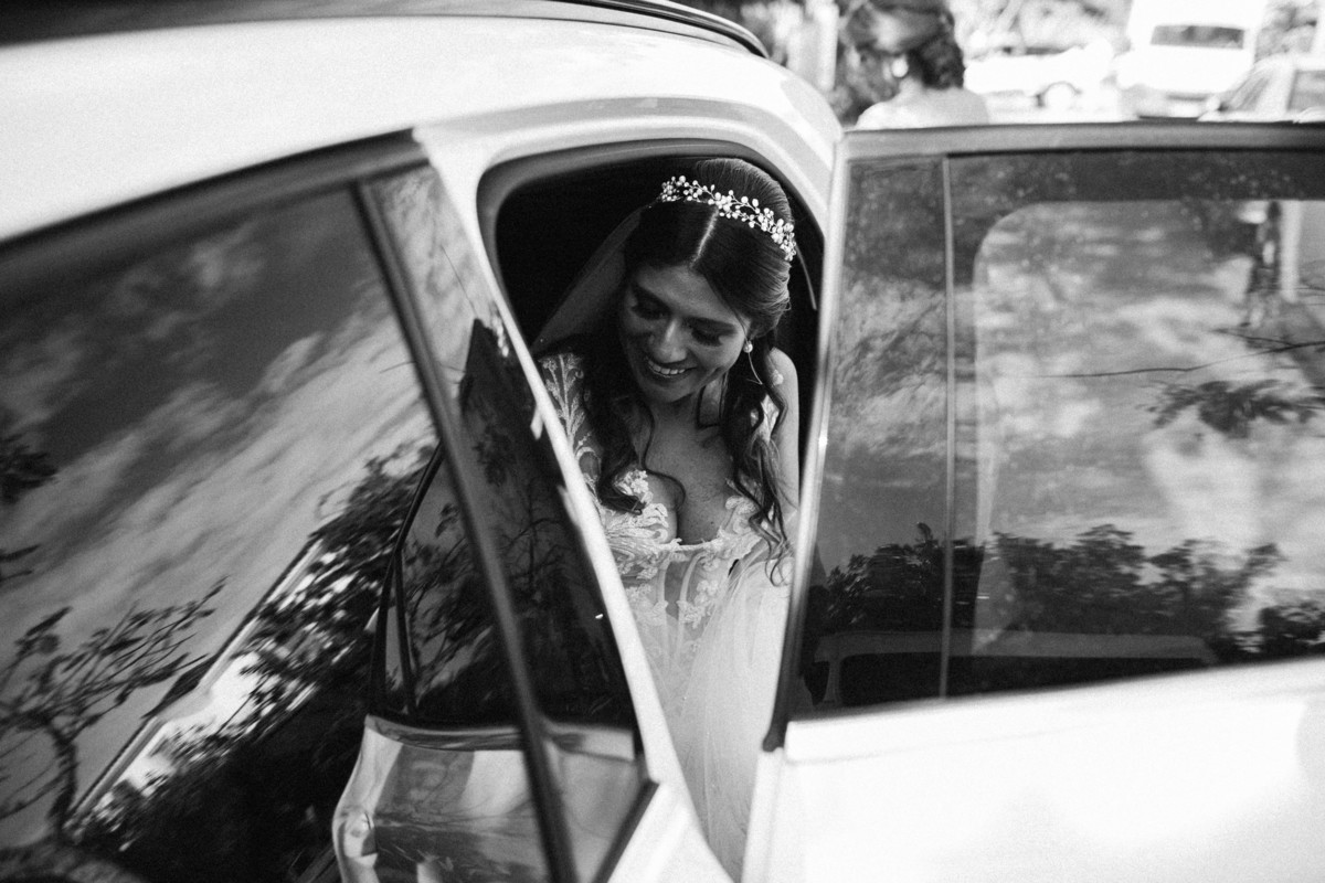 Casamento Maru e Miguel 01-12-2018. Pousada Villa Raphael Búzios. Casamento na Igreja de Santa Rita de Cassia. Maquiagem da Yoanna e Decoração Caca Porto com objetos do Jardim de Ornamentos. Fotografia: Ale BigLiazze. Casamento em Búzios Foto 32