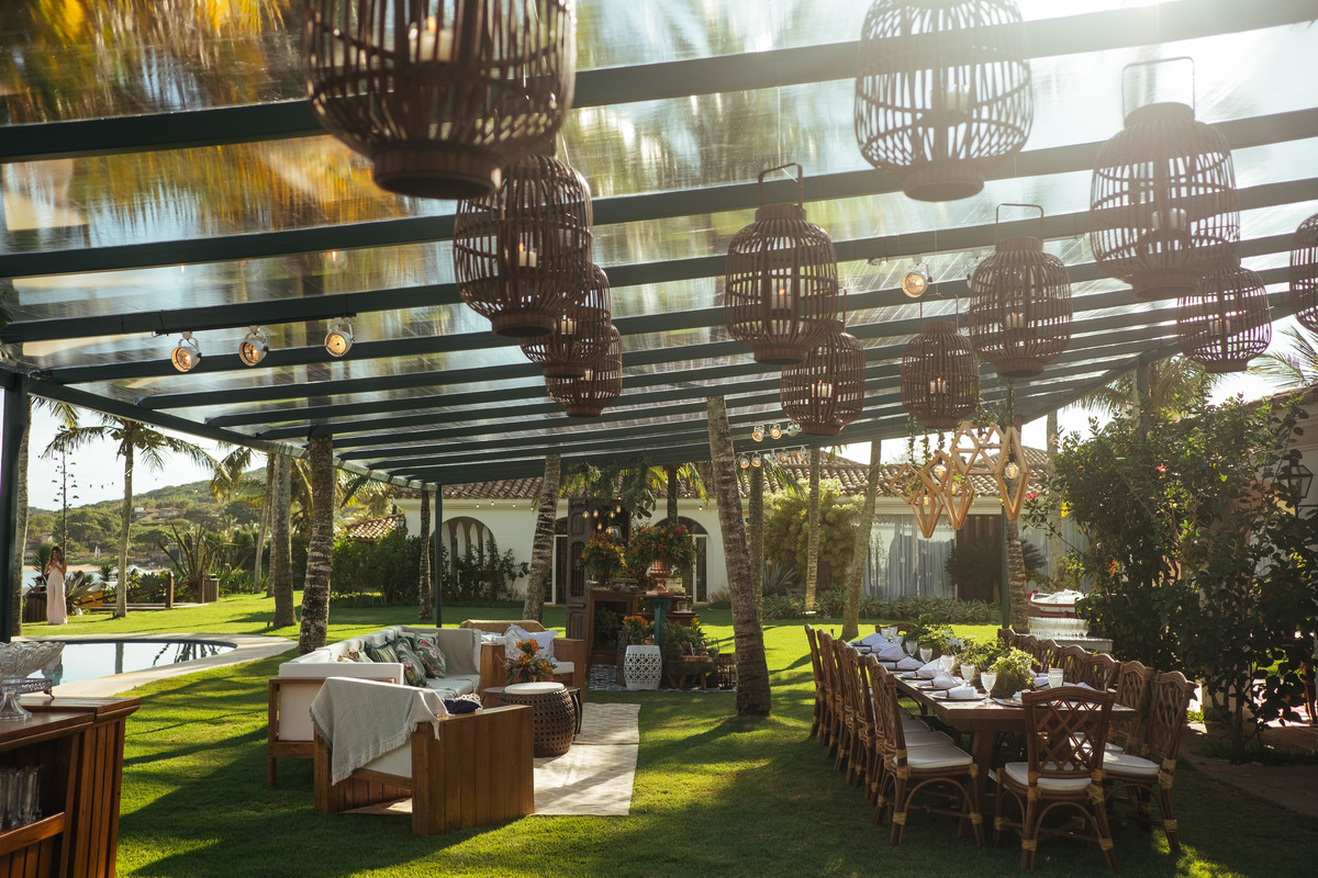 Casamento Maru e Miguel 01-12-2018. Pousada Villa Raphael Búzios. Casamento na Igreja de Santa Rita de Cassia. Maquiagem da Yoanna e Decoração Caca Porto com objetos do Jardim de Ornamentos. Fotografia: Ale BigLiazze. Casamento em Búzios Foto 02