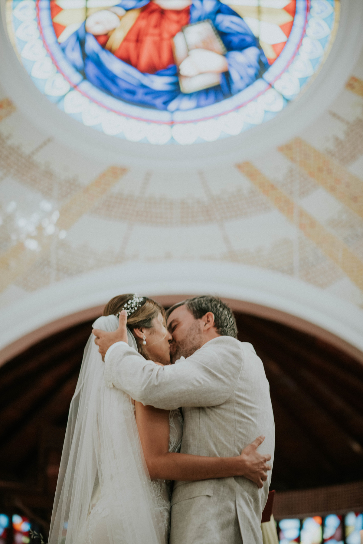 Casamento Maru e Miguel 01-12-2018. Pousada Villa Raphael Búzios. Casamento na Igreja de Santa Rita de Cassia. Maquiagem da Yoanna e Decoração Caca Porto com objetos do Jardim de Ornamentos. Fotografia: Ale BigLiazze. Casamento em Búzios Foto 46