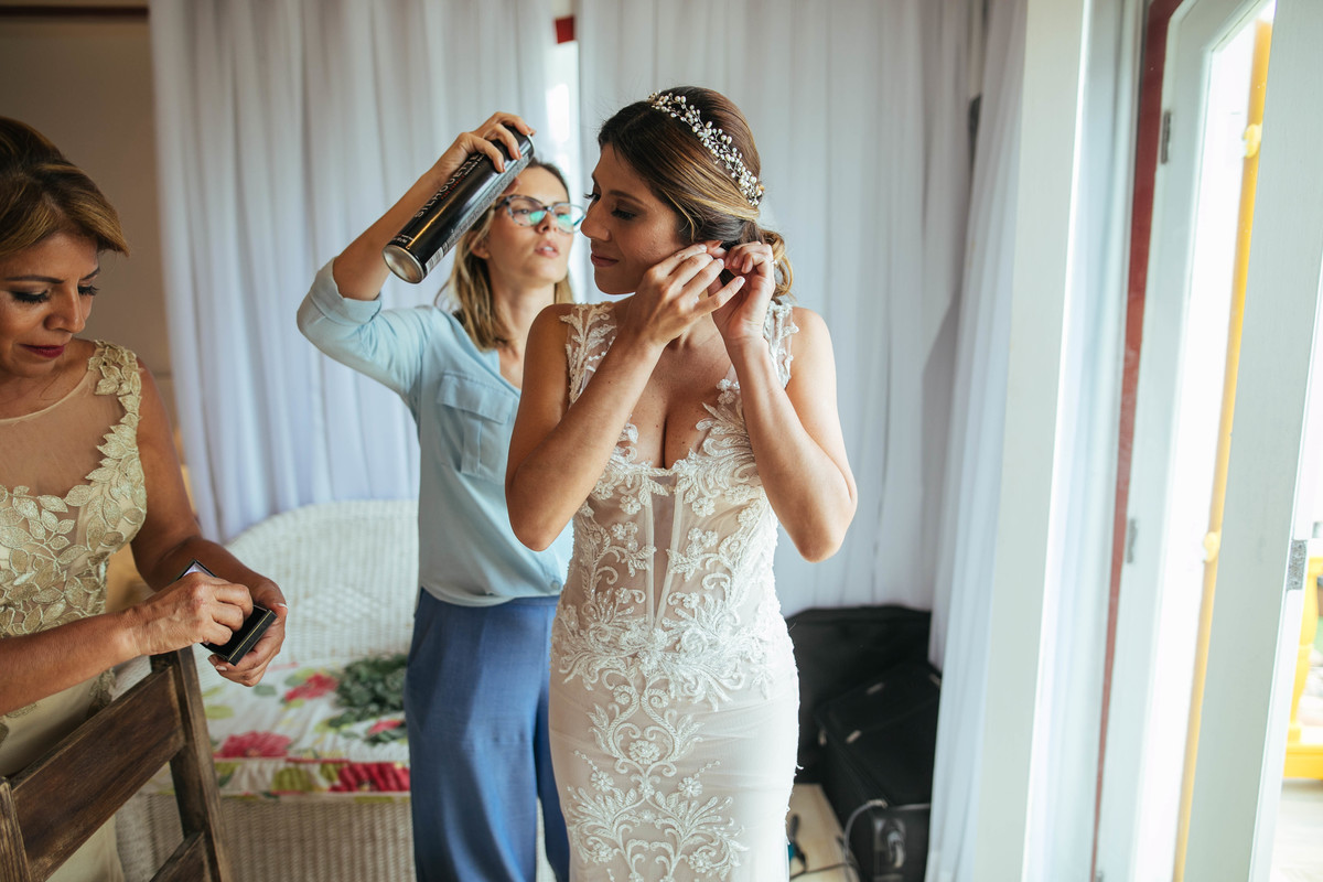 Casamento Maru e Miguel 01-12-2018. Pousada Villa Raphael Búzios. Casamento na Igreja de Santa Rita de Cassia. Maquiagem da Yoanna e Decoração Caca Porto com objetos do Jardim de Ornamentos. Fotografia: Ale BigLiazze. Casamento em Búzios Foto 24