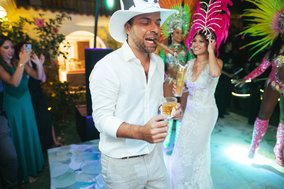 Casamento Maru e Miguel 01-12-2018. Pousada Villa Raphael Búzios. Casamento na Igreja de Santa Rita de Cassia. Maquiagem da Yoanna e Decoração Caca Porto com objetos do Jardim de Ornamentos. Fotografia: Ale BigLiazze. Casamento em Búzios Foto 69