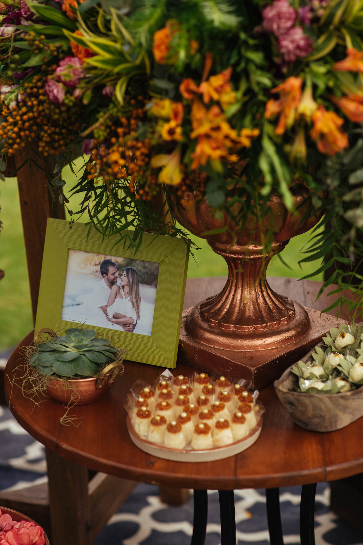 Casamento Maru e Miguel 01-12-2018. Pousada Villa Raphael Búzios. Casamento na Igreja de Santa Rita de Cassia. Maquiagem da Yoanna e Decoração Caca Porto com objetos do Jardim de Ornamentos. Fotografia: Ale BigLiazze. Casamento em Búzios Foto 06