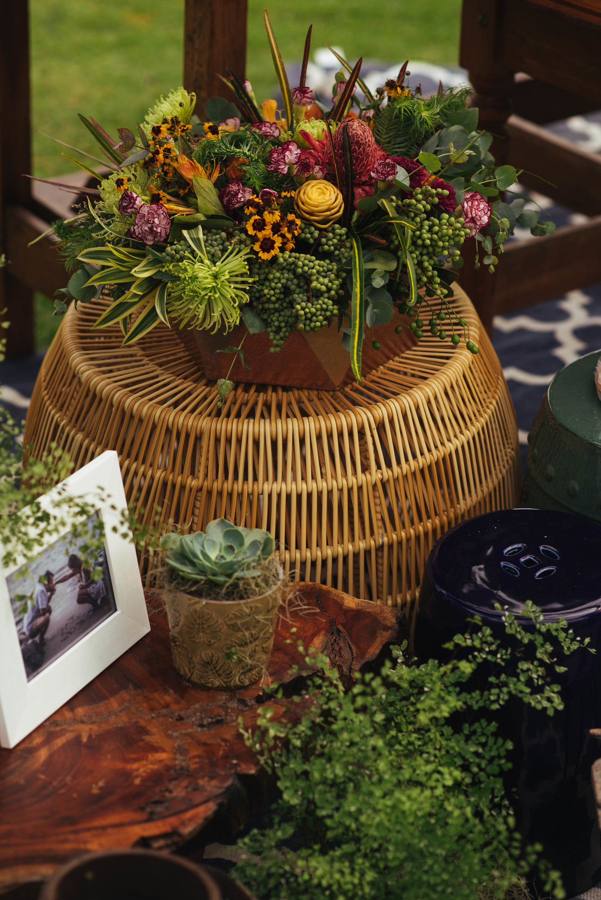 Casamento Maru e Miguel 01-12-2018. Pousada Villa Raphael Búzios. Casamento na Igreja de Santa Rita de Cassia. Maquiagem da Yoanna e Decoração Caca Porto com objetos do Jardim de Ornamentos. Fotografia: Ale BigLiazze. Casamento em Búzios Foto 07