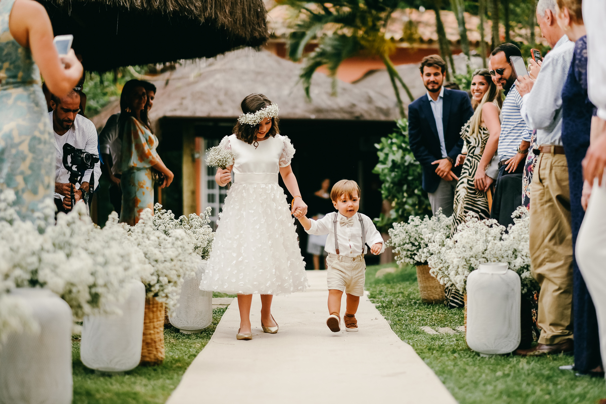 EF Cerimonial-Casamento em Búzios. Paula e Gabriel 2018. Buffet Privilege, Guilherme Tona, Casaba Filmes, MAquiagem Gabi Back, Decoração: Caca Porto e Jardim de Ornamentos. Vestido de noiva MArtu. DJ Dentinho da Playback e Aração LivOn e Violive. FOTO 38