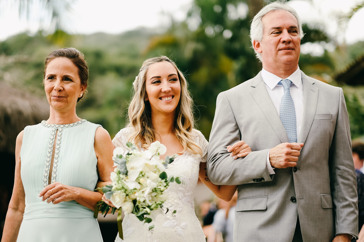 EF Cerimonial-Casamento em Búzios. Paula e Gabriel 2018. Buffet Privilege, Guilherme Tona, Casaba Filmes, MAquiagem Gabi Back, Decoração: Caca Porto e Jardim de Ornamentos. Vestido de noiva MArtu. DJ Dentinho da Playback e Aração LivOn e Violive. FOTO 42