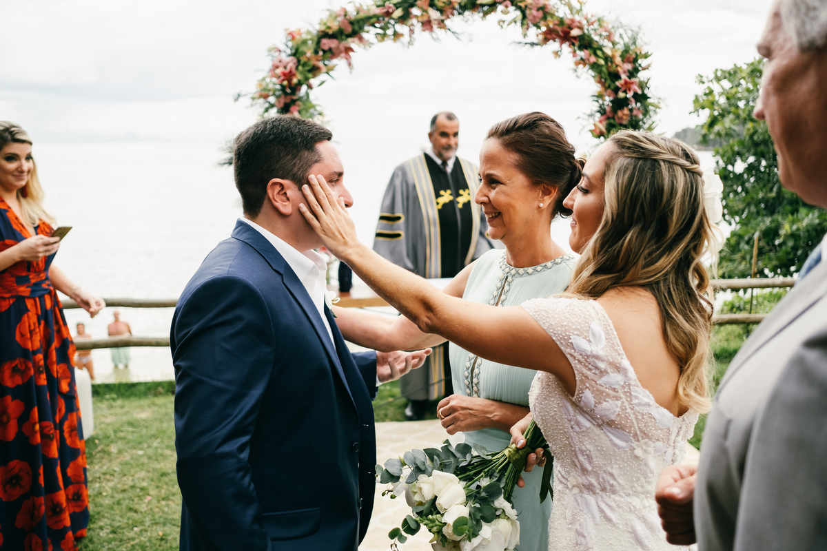 EF Cerimonial-Casamento em Búzios. Paula e Gabriel 2018. Buffet Privilege, Guilherme Tona, Casaba Filmes, MAquiagem Gabi Back, Decoração: Caca Porto e Jardim de Ornamentos. Vestido de noiva MArtu. DJ Dentinho da Playback e Aração LivOn e Violive. FOTO 43