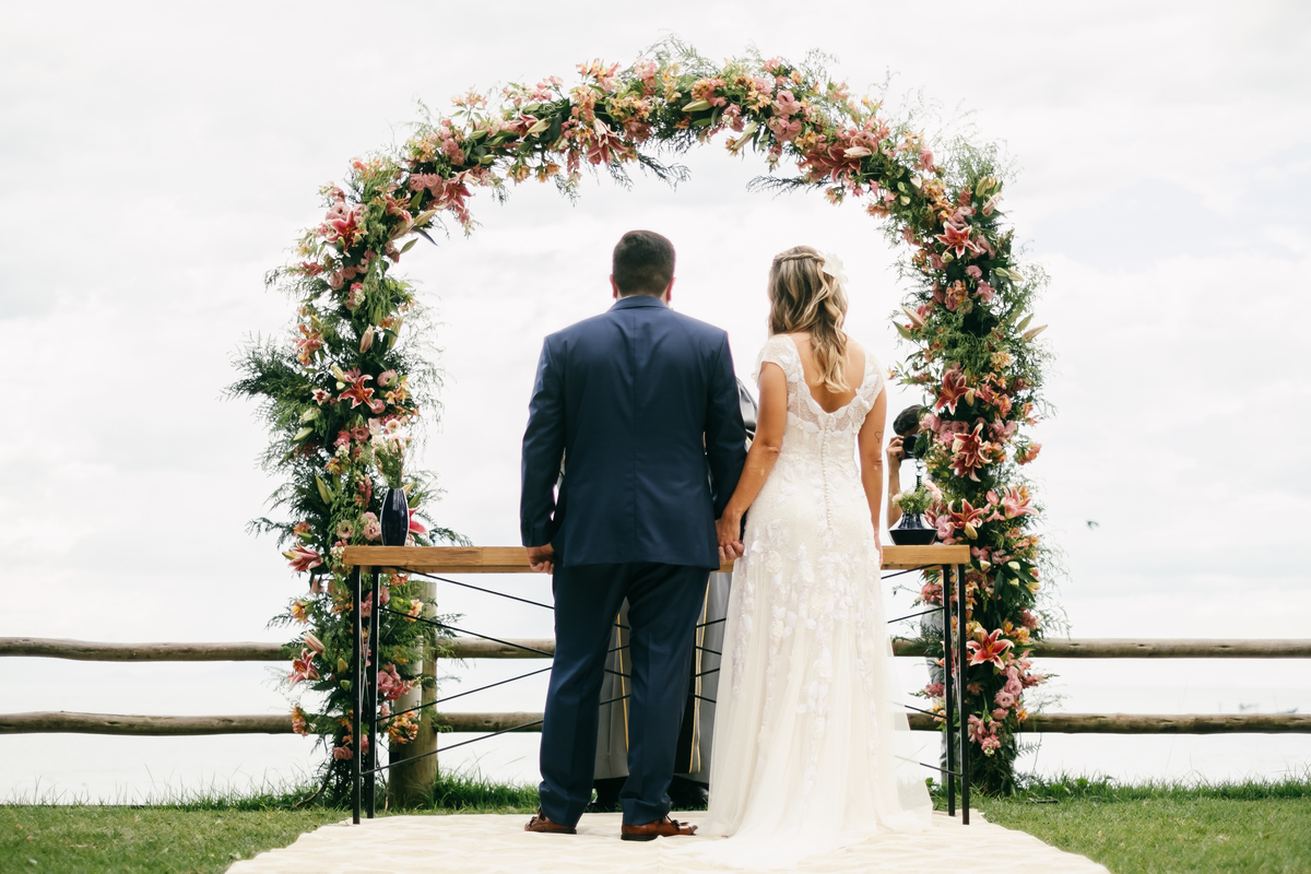 EF Cerimonial-Casamento em Búzios. Paula e Gabriel 2018. Buffet Privilege, Guilherme Tona, Casaba Filmes, MAquiagem Gabi Back, Decoração: Caca Porto e Jardim de Ornamentos. Vestido de noiva MArtu. DJ Dentinho da Playback e Aração LivOn e Violive. FOTO 53