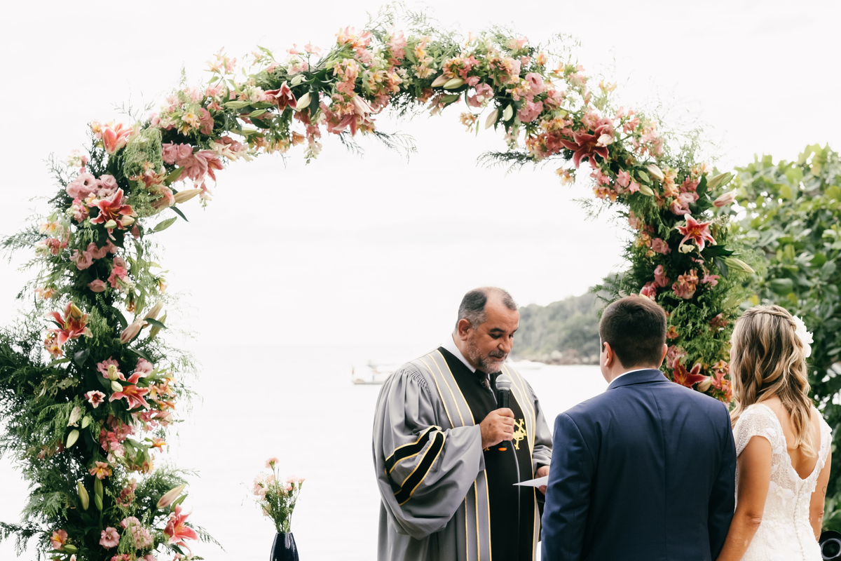 EF Cerimonial-Casamento em Búzios. Paula e Gabriel 2018. Buffet Privilege, Guilherme Tona, Casaba Filmes, MAquiagem Gabi Back, Decoração: Caca Porto e Jardim de Ornamentos. Vestido de noiva MArtu. DJ Dentinho da Playback e Aração LivOn e Violive. FOTO 52