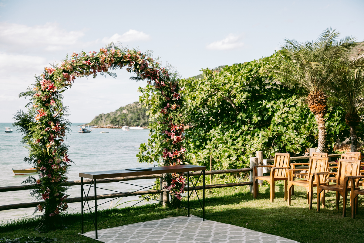 EF Cerimonial-Casamento em Búzios. Paula e Gabriel 2018. Buffet Privilege, Guilherme Tona, Casaba Filmes, MAquiagem Gabi Back, Decoração: Caca Porto e Jardim de Ornamentos. Vestido de noiva MArtu. DJ Dentinho da Playback e Aração LivOn e Violive. FOTO 19