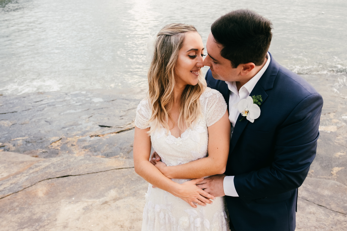 EF Cerimonial-Casamento em Búzios. Paula e Gabriel 2018. Buffet Privilege, Guilherme Tona, Casaba Filmes, MAquiagem Gabi Back, Decoração: Caca Porto e Jardim de Ornamentos. Vestido de noiva MArtu. DJ Dentinho da Playback e Aração LivOn e Violive. FOTO 76
