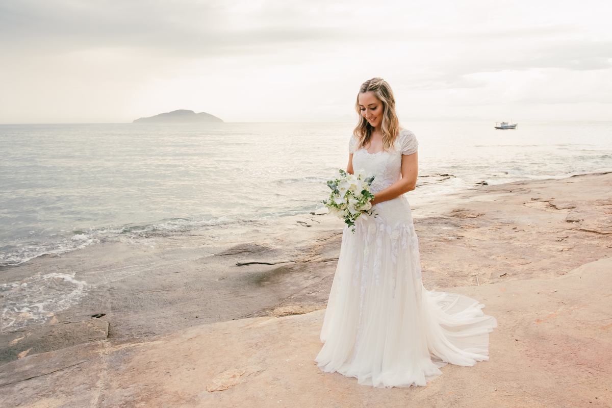 EF Cerimonial-Casamento em Búzios. Paula e Gabriel 2018. Buffet Privilege, Guilherme Tona, Casaba Filmes, MAquiagem Gabi Back, Decoração: Caca Porto e Jardim de Ornamentos. Vestido de noiva MArtu. DJ Dentinho da Playback e Aração LivOn e Violive. FOTO 79