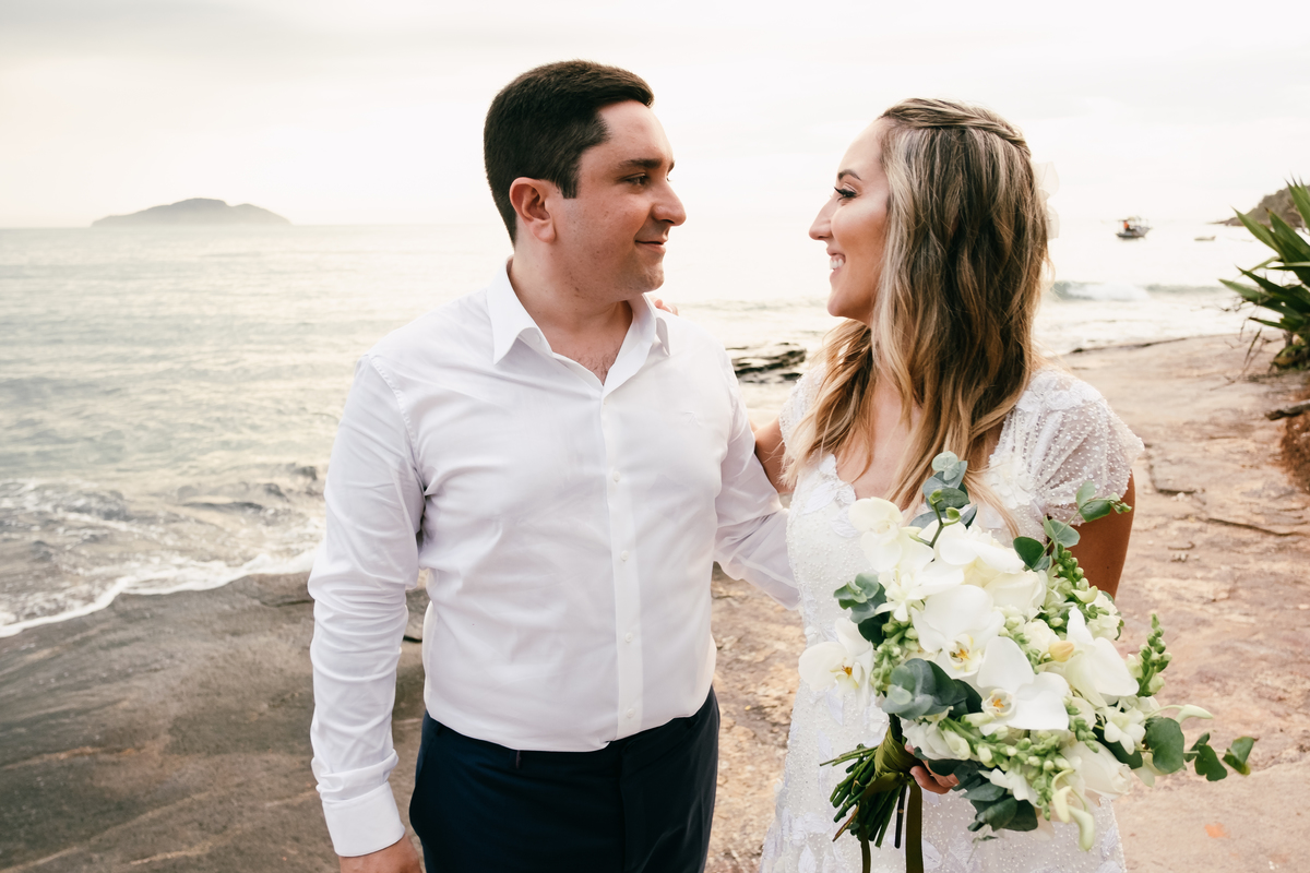 EF Cerimonial-Casamento em Búzios. Paula e Gabriel 2018. Buffet Privilege, Guilherme Tona, Casaba Filmes, MAquiagem Gabi Back, Decoração: Caca Porto e Jardim de Ornamentos. Vestido de noiva MArtu. DJ Dentinho da Playback e Aração LivOn e Violive. FOTO 80