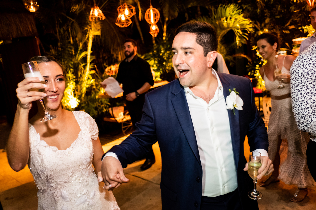 EF Cerimonial-Casamento em Búzios. Paula e Gabriel 2018. Buffet Privilege, Guilherme Tona, Casaba Filmes, MAquiagem Gabi Back, Decoração: Caca Porto e Jardim de Ornamentos. Vestido de noiva MArtu. DJ Dentinho da Playback e Aração LivOn e Violive. FOTO 91