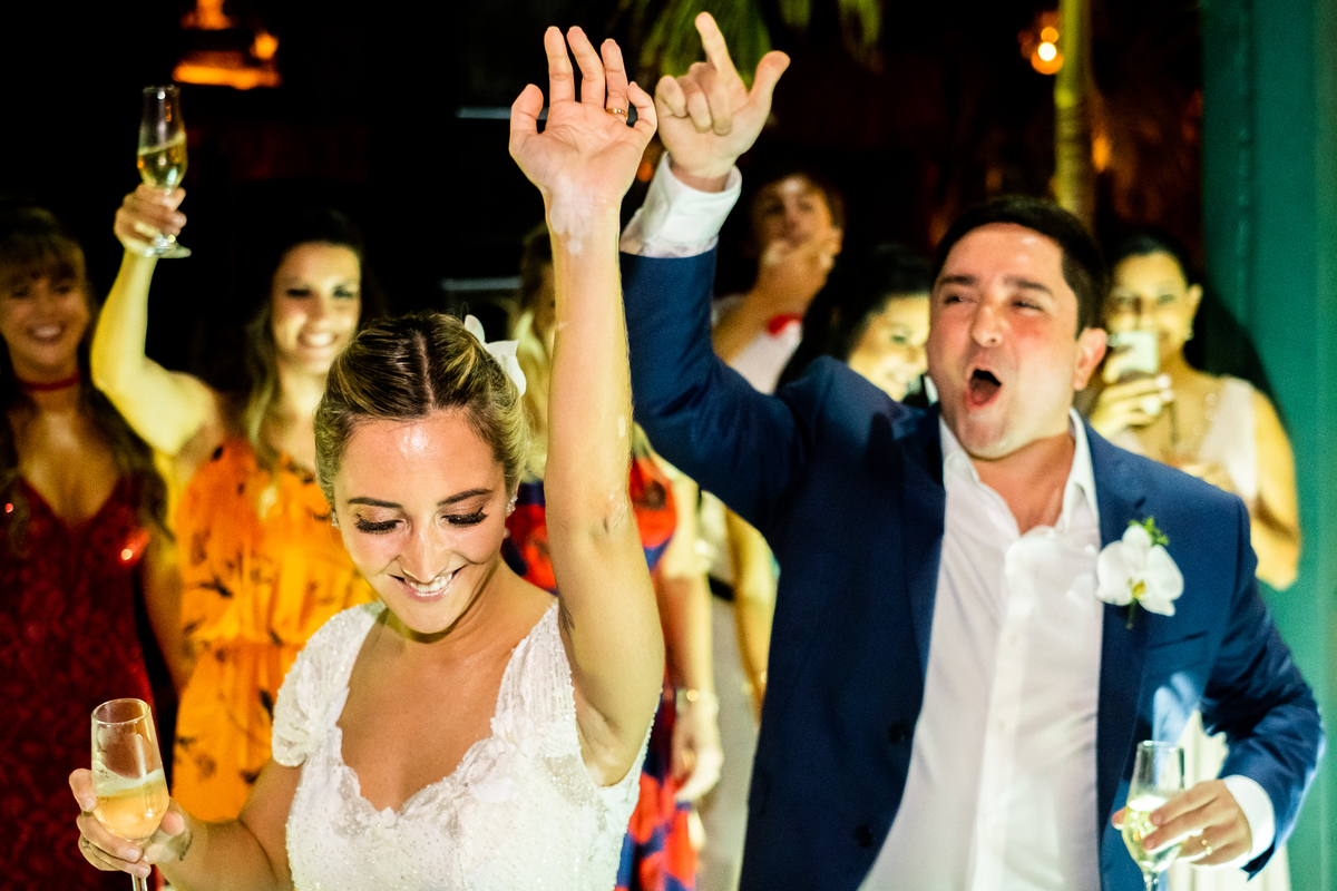 EF Cerimonial-Casamento em Búzios. Paula e Gabriel 2018. Buffet Privilege, Guilherme Tona, Casaba Filmes, MAquiagem Gabi Back, Decoração: Caca Porto e Jardim de Ornamentos. Vestido de noiva MArtu. DJ Dentinho da Playback e Aração LivOn e Violive. FOTO 92