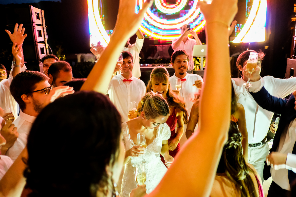EF Cerimonial-Casamento em Búzios. Paula e Gabriel 2018. Buffet Privilege, Guilherme Tona, Casaba Filmes, MAquiagem Gabi Back, Decoração: Caca Porto e Jardim de Ornamentos. Vestido de noiva MArtu. DJ Dentinho da Playback e Aração LivOn e Violive. FOTO 95