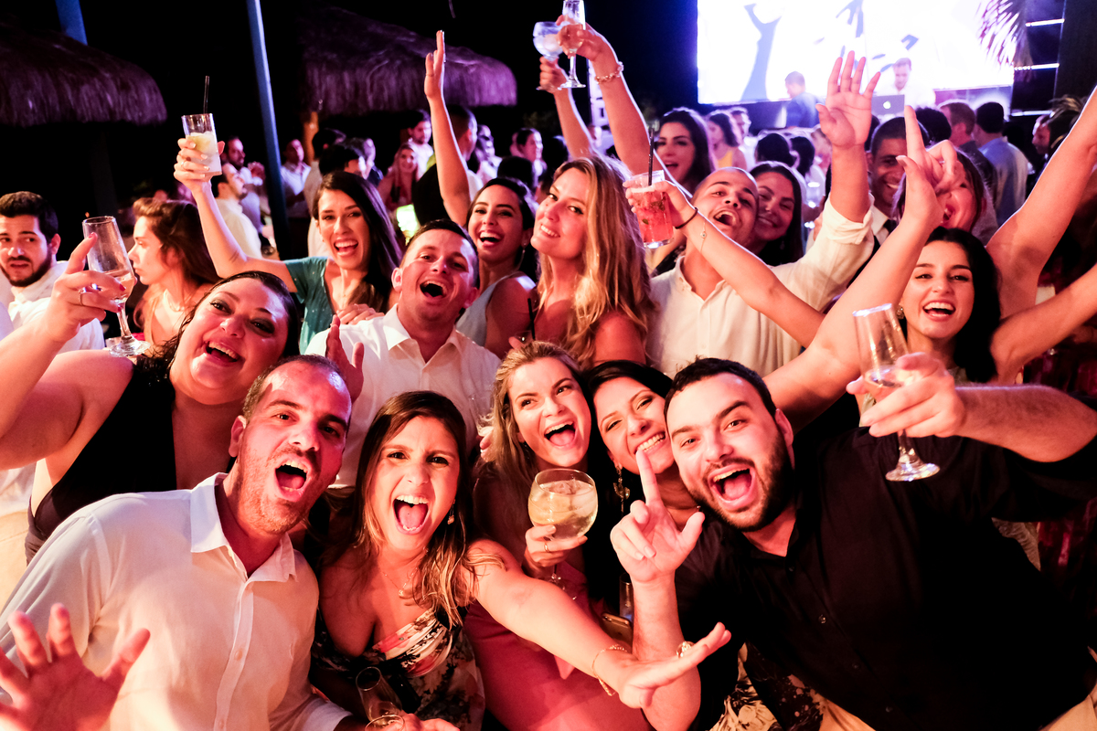 EF Cerimonial-Casamento em Búzios. Paula e Gabriel 2018. Buffet Privilege, Guilherme Tona, Casaba Filmes, MAquiagem Gabi Back, Decoração: Caca Porto e Jardim de Ornamentos. Vestido de noiva MArtu. DJ Dentinho da Playback e Aração LivOn e Violive. FOTO 97