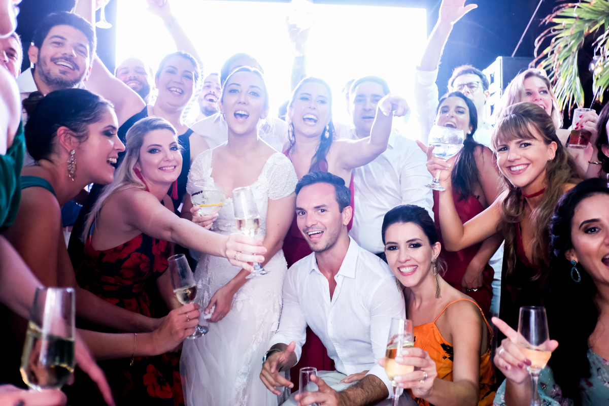 EF Cerimonial-Casamento em Búzios. Paula e Gabriel 2018. Buffet Privilege, Guilherme Tona, Casaba Filmes, MAquiagem Gabi Back, Decoração: Caca Porto e Jardim de Ornamentos. Vestido de noiva MArtu. DJ Dentinho da Playback e Aração LivOn e Violive. FOTO 98