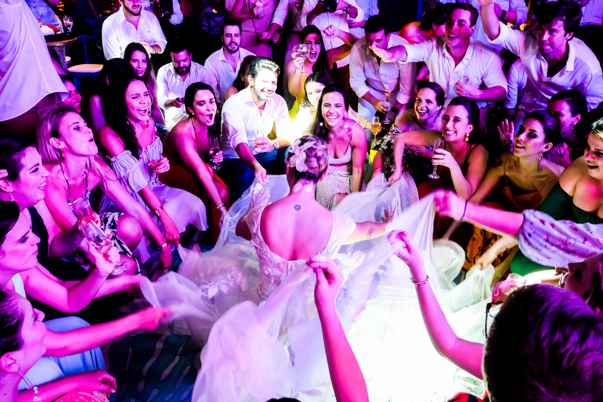 EF Cerimonial-Casamento em Búzios. Paula e Gabriel 2018. Buffet Privilege, Guilherme Tona, Casaba Filmes, MAquiagem Gabi Back, Decoração: Caca Porto e Jardim de Ornamentos. Vestido de noiva MArtu. DJ Dentinho da Playback e Aração LivOn e Violive. FOTO 99