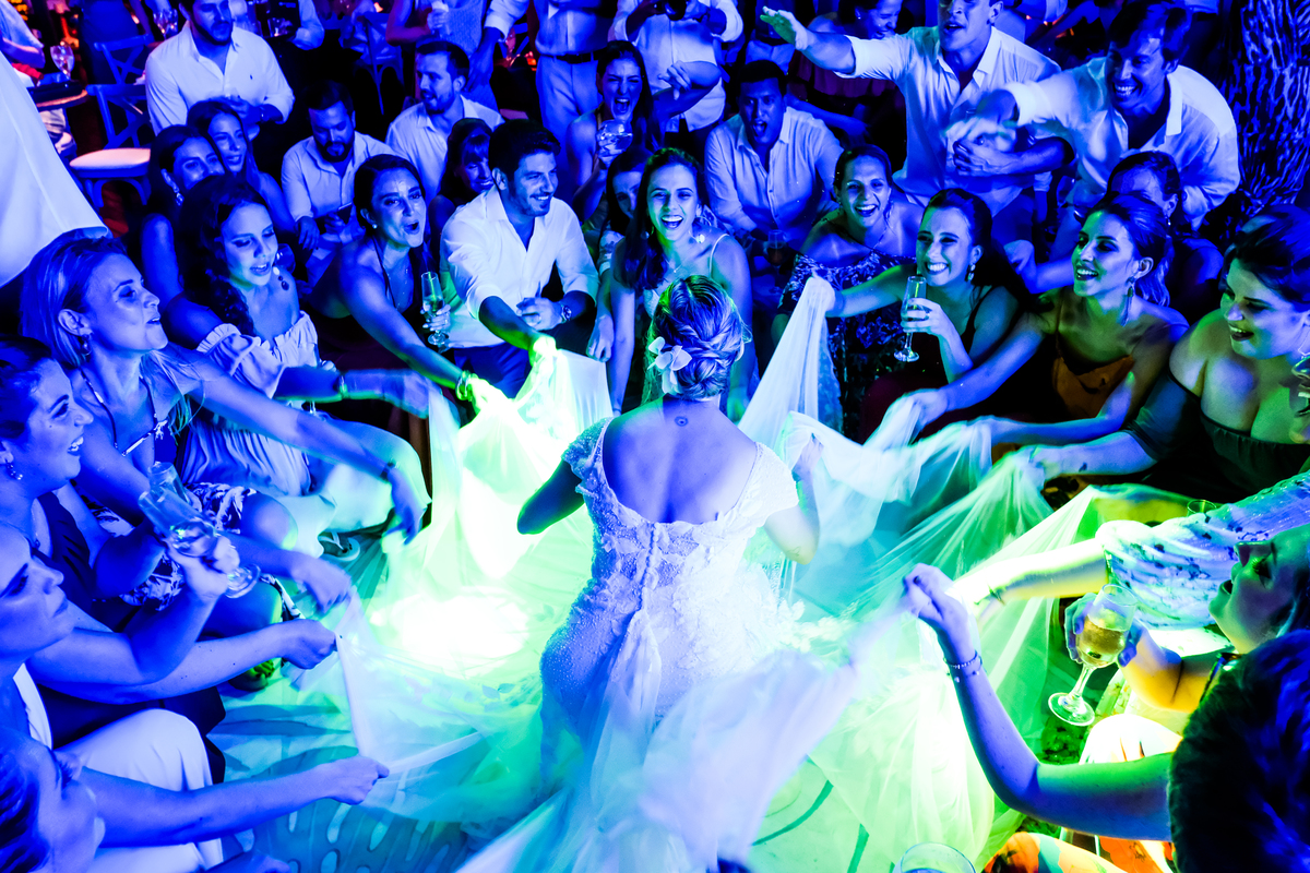 EF Cerimonial-Casamento em Búzios. Paula e Gabriel 2018. Buffet Privilege, Guilherme Tona, Casaba Filmes, MAquiagem Gabi Back, Decoração: Caca Porto e Jardim de Ornamentos. Vestido de noiva MArtu. DJ Dentinho da Playback e Aração LivOn e Violive. FOTO 101