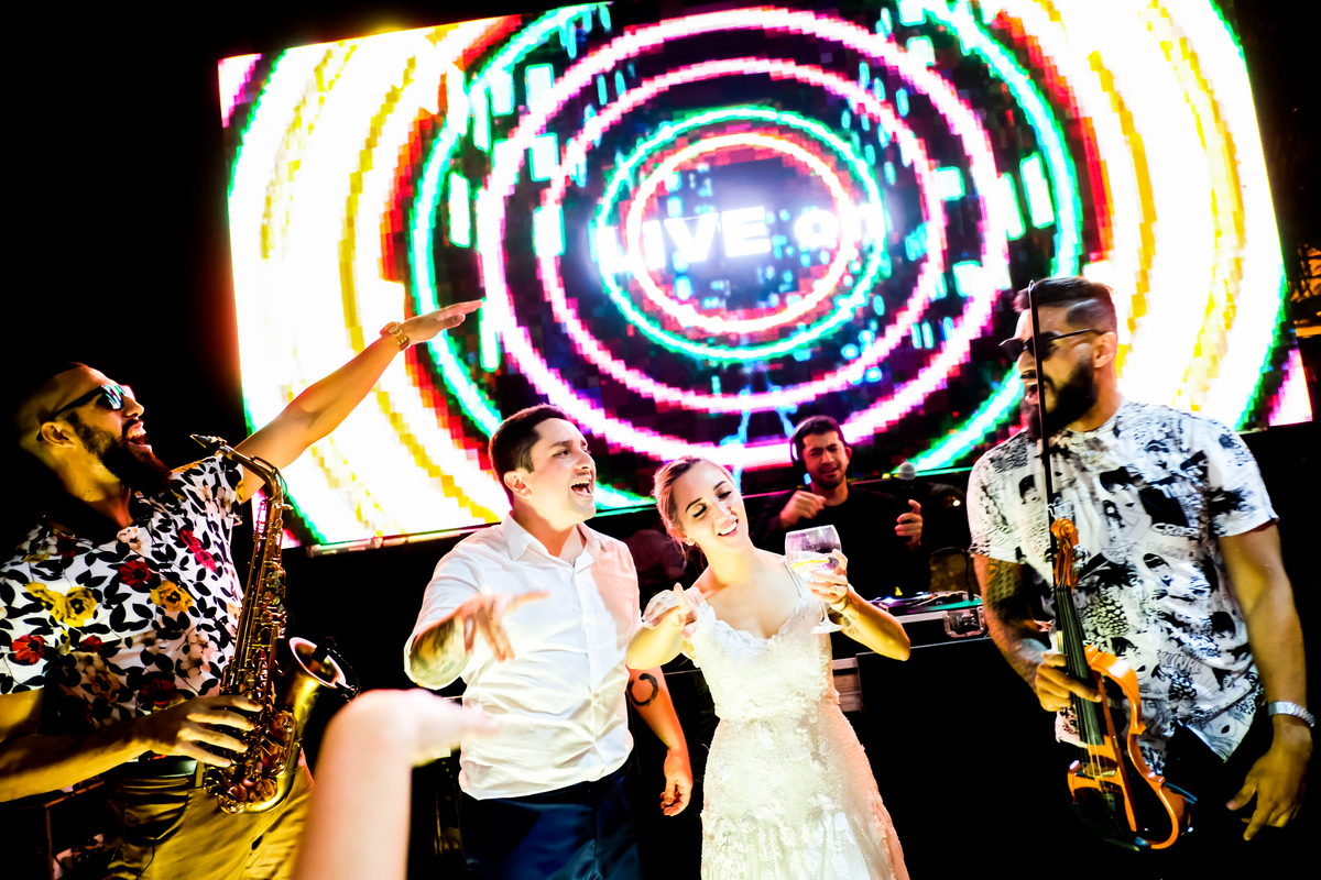 EF Cerimonial-Casamento em Búzios. Paula e Gabriel 2018. Buffet Privilege, Guilherme Tona, Casaba Filmes, MAquiagem Gabi Back, Decoração: Caca Porto e Jardim de Ornamentos. Vestido de noiva MArtu. DJ Dentinho da Playback e Aração LivOn e Violive. FOTO 103