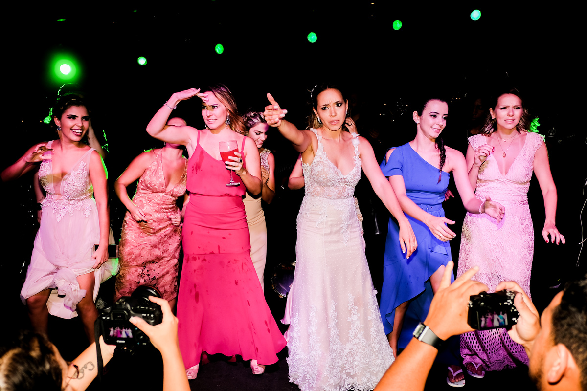 EF Cerimonial-Casamento em Búzios, Tati e Fabio 13/10/2018, Brava Casa Búzios. Decoração da Ello4 Eventos, cabelo e maquiagem do Euler de Castro, Vestido Carol Hungria, Fotografia do Guilherme Tonna, Filmagem da Padede Filmes. Grupo do Bola. Fotografia 74