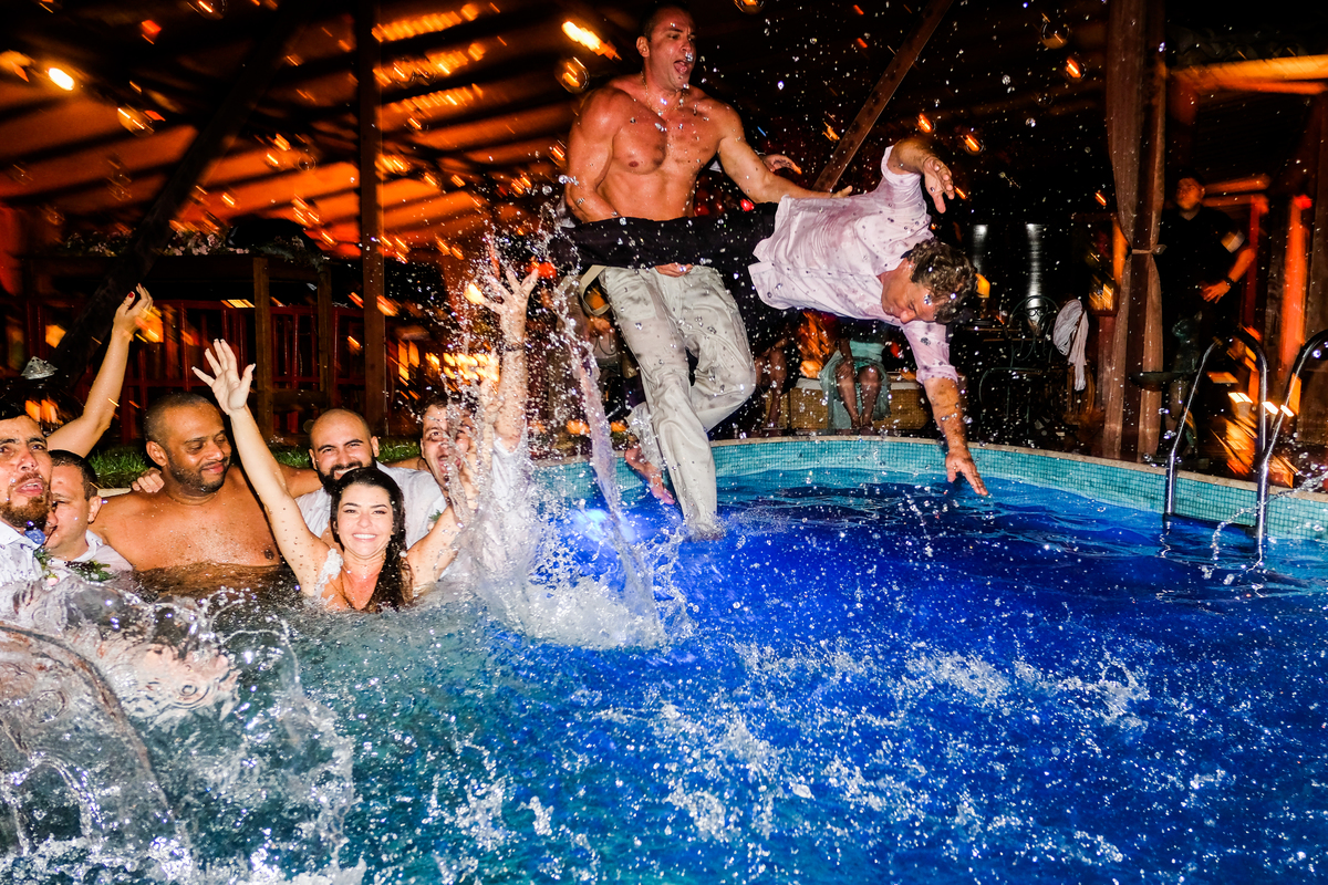 No Local Brava Casa Búzios. EF CErimonial. deCORAÇÃO DA vaGALUMES E pIRILAMPOS. casamento ao ar livre com muito amor. Casamento na Praia. CArol Hungria e Francesca SArdi DJ . Filagem do Gabriel Queiroz Filmes. Foto 84 help bar