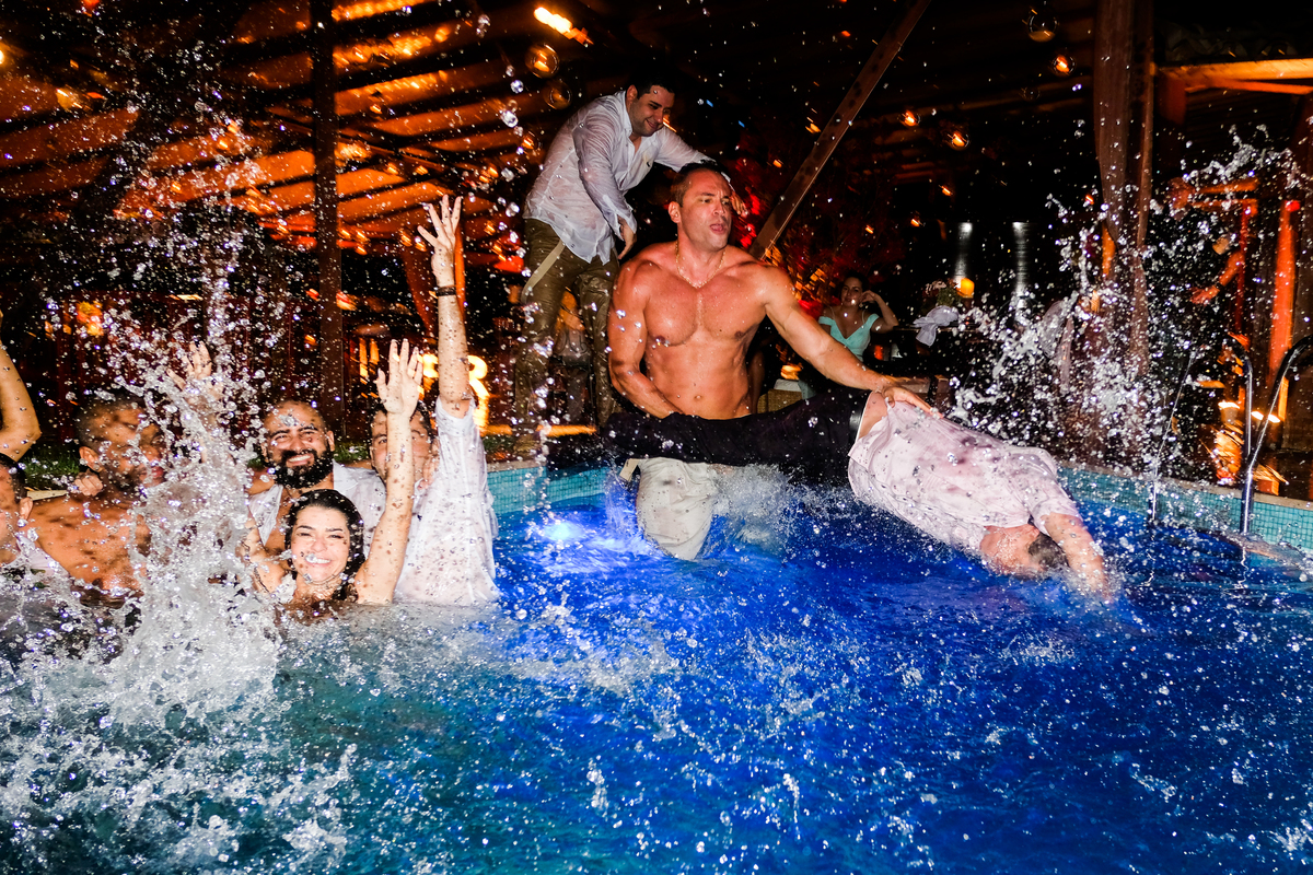 No Local Brava Casa Búzios. EF CErimonial. deCORAÇÃO DA vaGALUMES E pIRILAMPOS. casamento ao ar livre com muito amor. Casamento na Praia. CArol Hungria e Francesca SArdi DJ . Filagem do Gabriel Queiroz Filmes. Foto  84 lucas fernandes