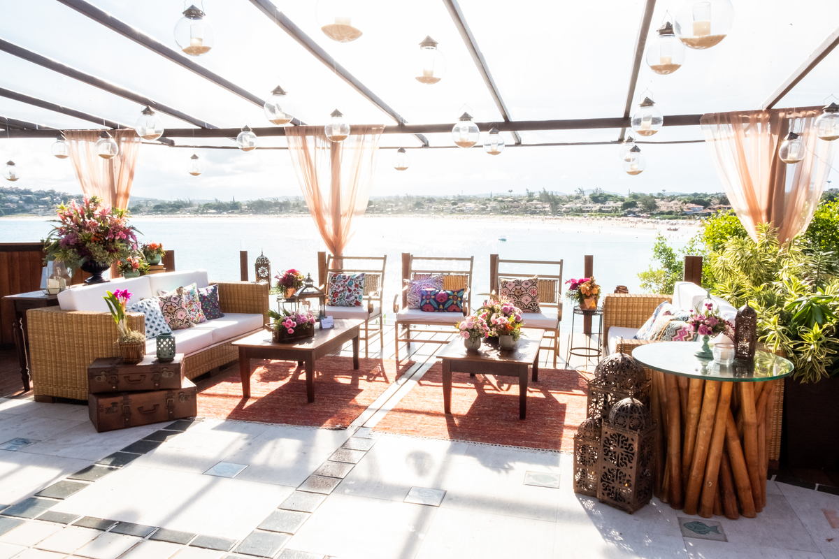 No Local Brava Casa Búzios. EF CErimonial. Gabriel Queiroz Filmes - Guilherme Tonnna Fotografia - Studio 55 Beauty.  Decoração Vagalumes e Pililampos Vestido Carol Hungria. Casamento em Búzios, Fernanda Broncaoe Bruno Ibrain.  07/04/2018. FOTO 35