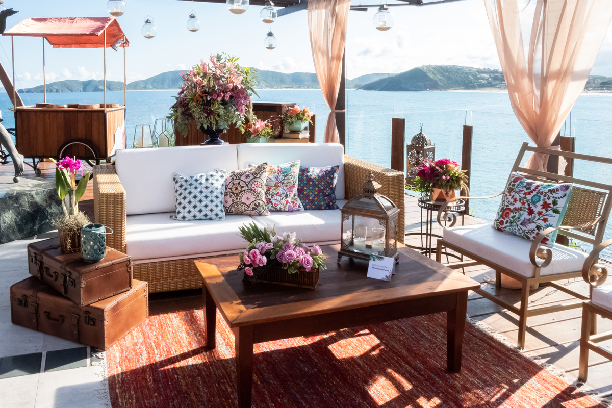 No Local Brava Casa Búzios. EF CErimonial. Gabriel Queiroz Filmes - Guilherme Tonnna Fotografia - Studio 55 Beauty.  Decoração Vagalumes e Pililampos Vestido Carol Hungria. Casamento em Búzios, Fernanda Broncaoe Bruno Ibrain.  07/04/2018. FOTO 38