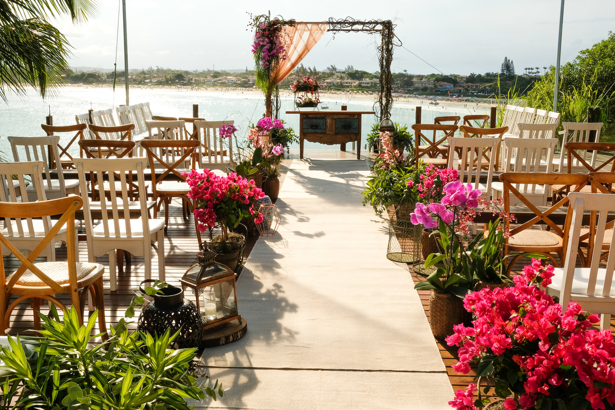 No Local Brava Casa Búzios. EF CErimonial. Gabriel Queiroz Filmes - Guilherme Tonnna Fotografia - Studio 55 Beauty.  Decoração Vagalumes e Pililampos Vestido Carol Hungria. Casamento em Búzios, Fernanda Broncaoe Bruno Ibrain.  07/04/2018. FOTO 37