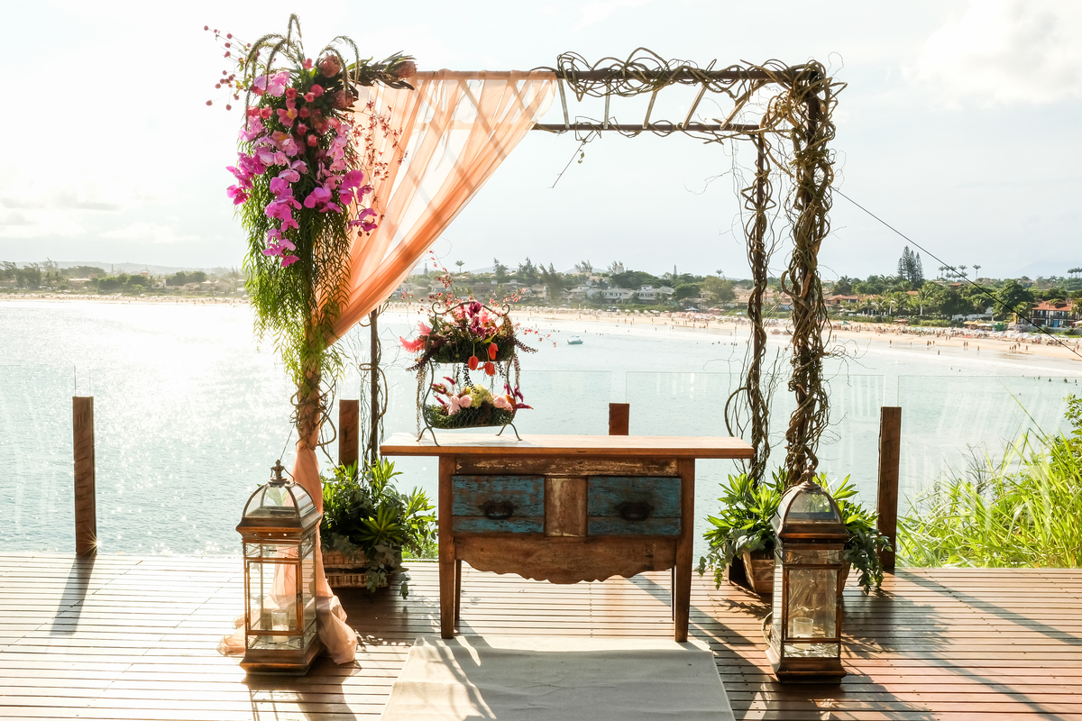 No Local Brava Casa Búzios. EF CErimonial. Gabriel Queiroz Filmes - Guilherme Tonnna Fotografia - Studio 55 Beauty.  Decoração Vagalumes e Pililampos Vestido Carol Hungria. Casamento em Búzios, Fernanda Broncaoe Bruno Ibrain.  07/04/2018. FOTO 39