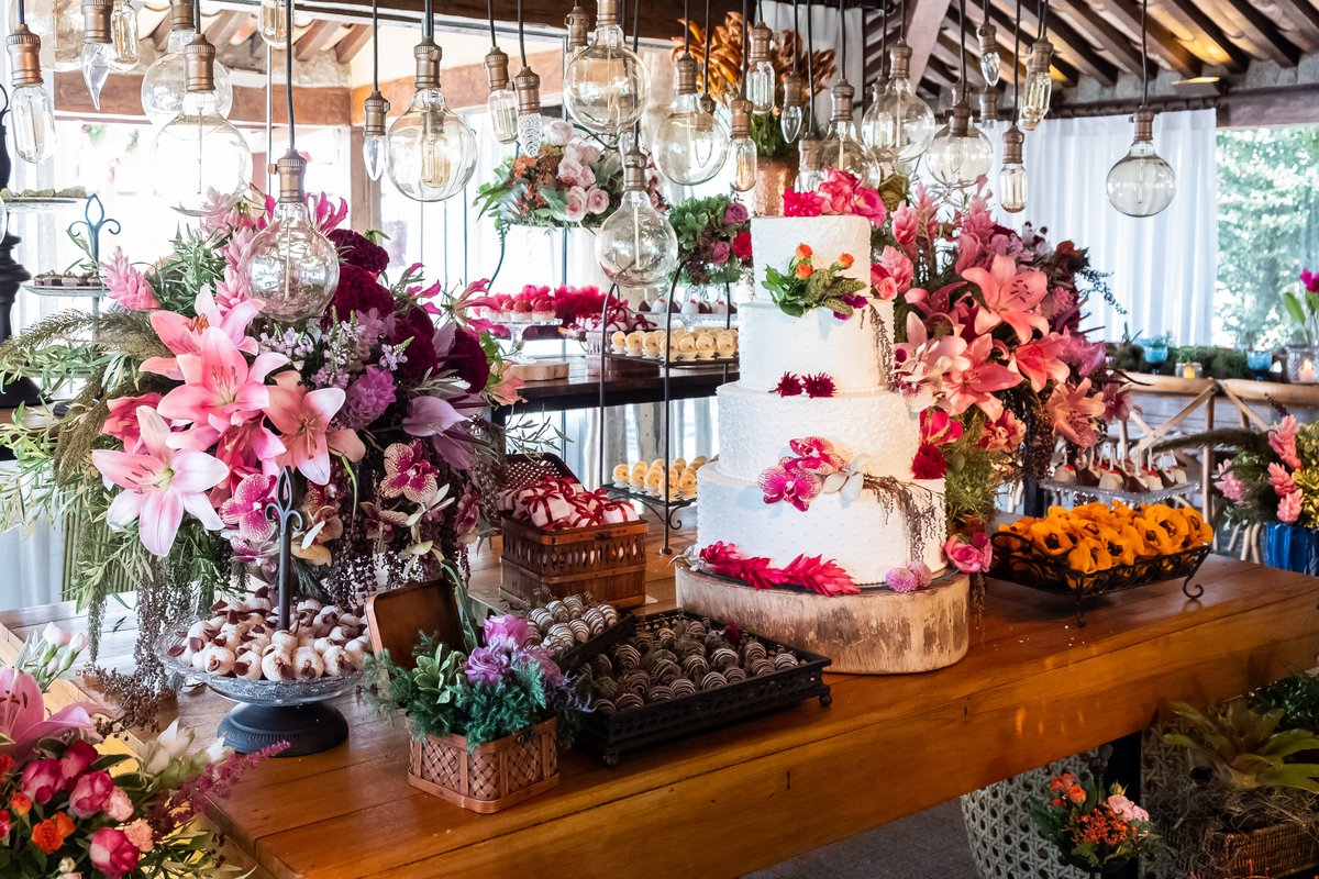 No Local Brava Casa Búzios. EF CErimonial. Gabriel Queiroz Filmes - Guilherme Tonnna Fotografia - Studio 55 Beauty.  Decoração Vagalumes e Pililampos Vestido Carol Hungria. Casamento em Búzios, Fernanda Broncaoe Bruno Ibrain.  07/04/2018. FOTO 23