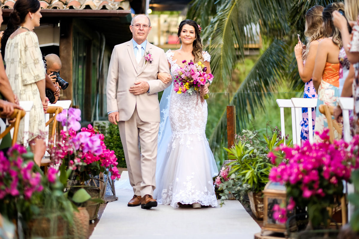 No Local Brava Casa Búzios. EF CErimonial. Gabriel Queiroz Filmes - Guilherme Tonnna Fotografia - Studio 55 Beauty.  Decoração Vagalumes e Pililampos Vestido Carol Hungria. Casamento em Búzios, Fernanda Broncaoe Bruno Ibrain.  07/04/2018. FOTO 46