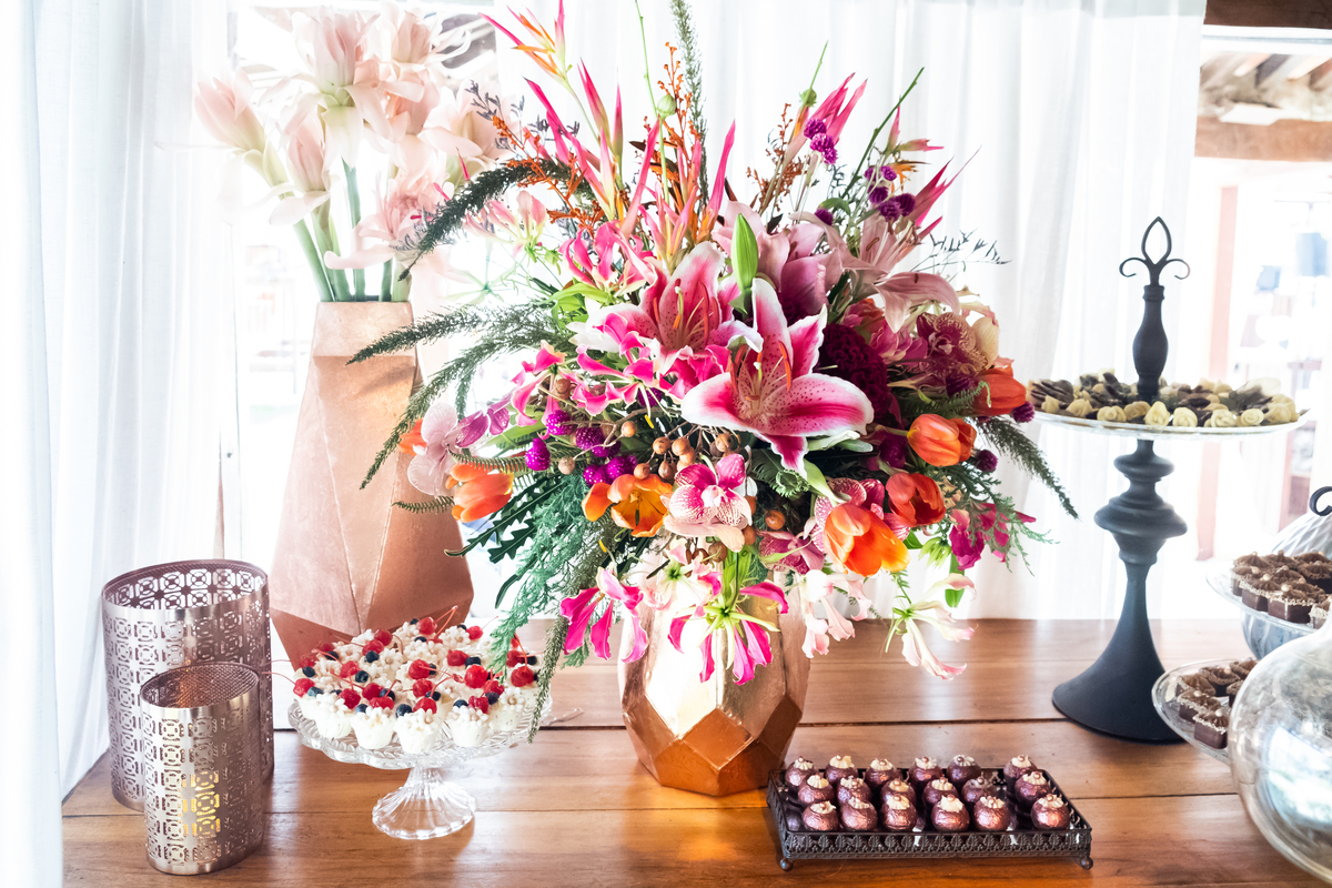No Local Brava Casa Búzios. EF CErimonial. Gabriel Queiroz Filmes - Guilherme Tonnna Fotografia - Studio 55 Beauty.  Decoração Vagalumes e Pililampos Vestido Carol Hungria. Casamento em Búzios, Fernanda Broncaoe Bruno Ibrain.  07/04/2018. FOTO 24