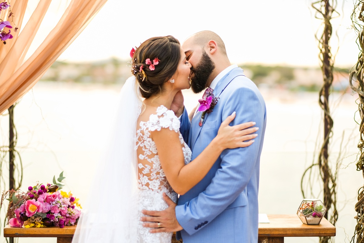 No Local Brava Casa Búzios. EF CErimonial. deCORAÇÃO DA vaGALUMES E pIRILAMPOS. casamento ao ar livre com muito amor. Casamento na Praia. CArol Hungria e Francesca SArdi DJ . Filagem do Gabriel Queiroz Filmes. Foto 55