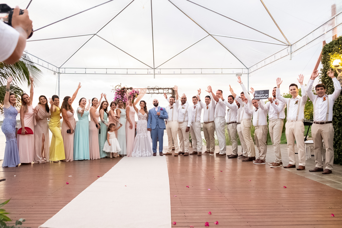 No Local Brava Casa Búzios. EF CErimonial. deCORAÇÃO DA vaGALUMES E pIRILAMPOS. casamento ao ar livre com muito amor. Casamento na Praia. CArol Hungria e Francesca SArdi DJ . Filagem do Gabriel Queiroz Filmes. Foto 58