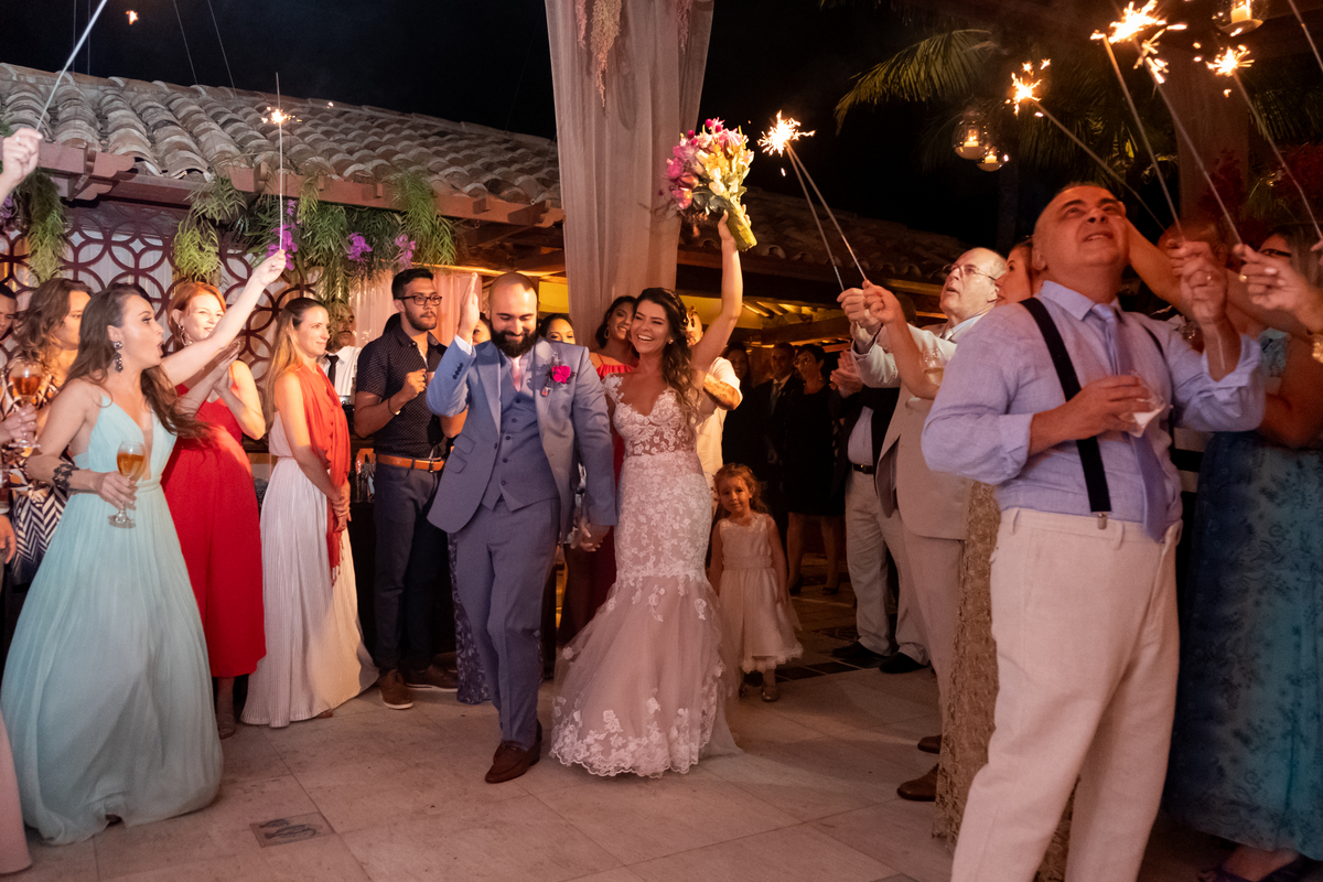 No Local Brava Casa Búzios. EF CErimonial. deCORAÇÃO DA vaGALUMES E pIRILAMPOS. casamento ao ar livre com muito amor. Casamento na Praia. CArol Hungria e Francesca SArdi DJ . Filagem do Gabriel Queiroz Filmes. Foto 68