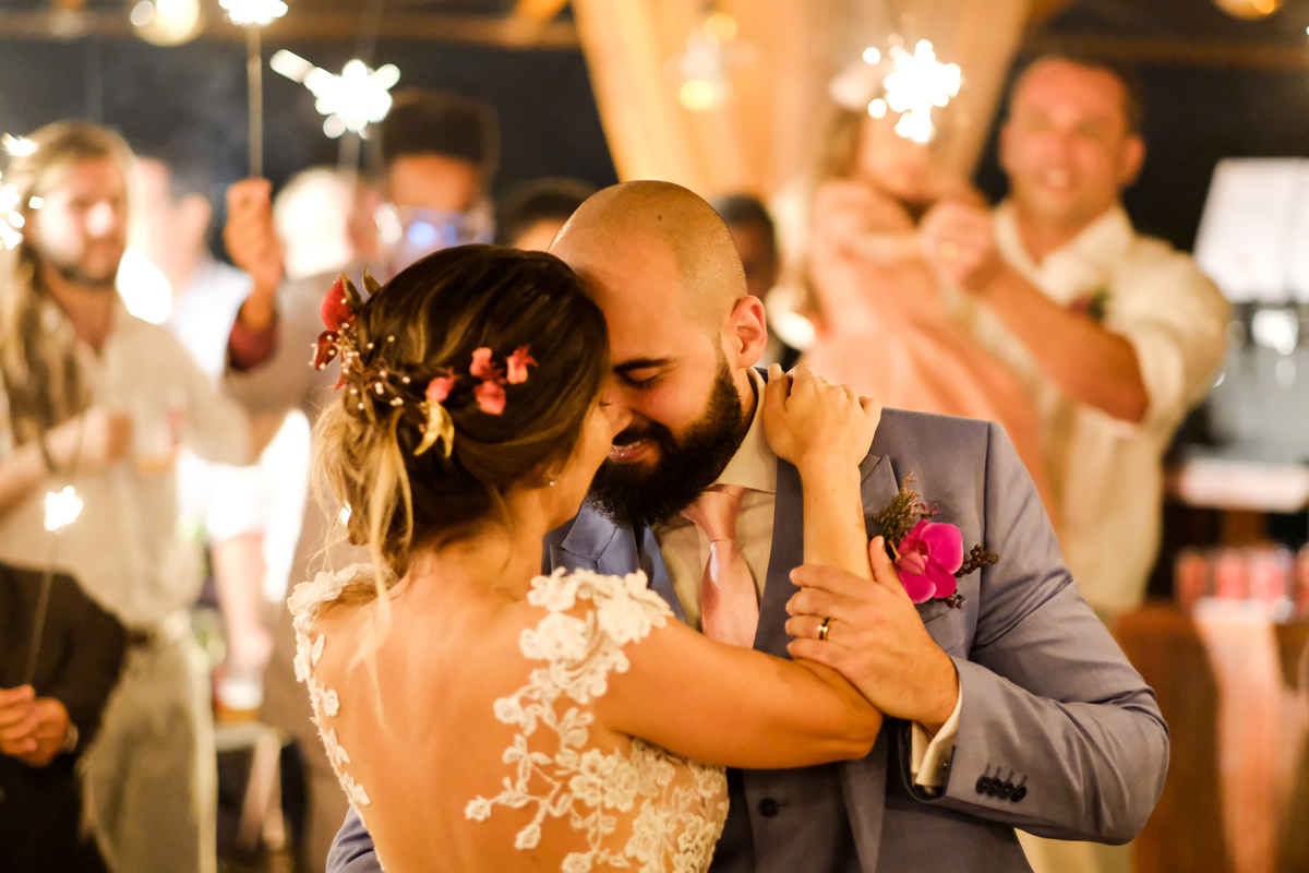 No Local Brava Casa Búzios. EF CErimonial. deCORAÇÃO DA vaGALUMES E pIRILAMPOS. casamento ao ar livre com muito amor. Casamento na Praia. CArol Hungria e Francesca SArdi DJ . Filagem do Gabriel Queiroz Filmes. Foto 69