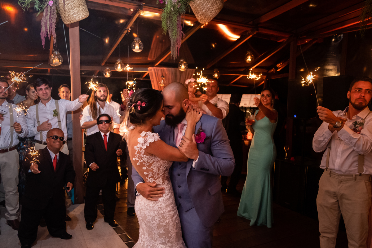 No Local Brava Casa Búzios. EF CErimonial. deCORAÇÃO DA vaGALUMES E pIRILAMPOS. casamento ao ar livre com muito amor. Casamento na Praia. CArol Hungria e Francesca SArdi DJ . Filagem do Gabriel Queiroz Filmes. Foto 71